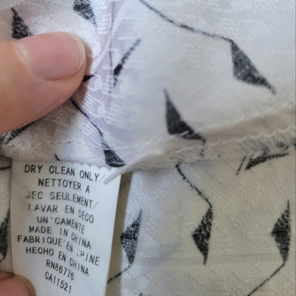 Due Per Due White Silk Blouse Collared Flowy Long Sleeve Double Cuffed Size 12 - Picture 16 of 17